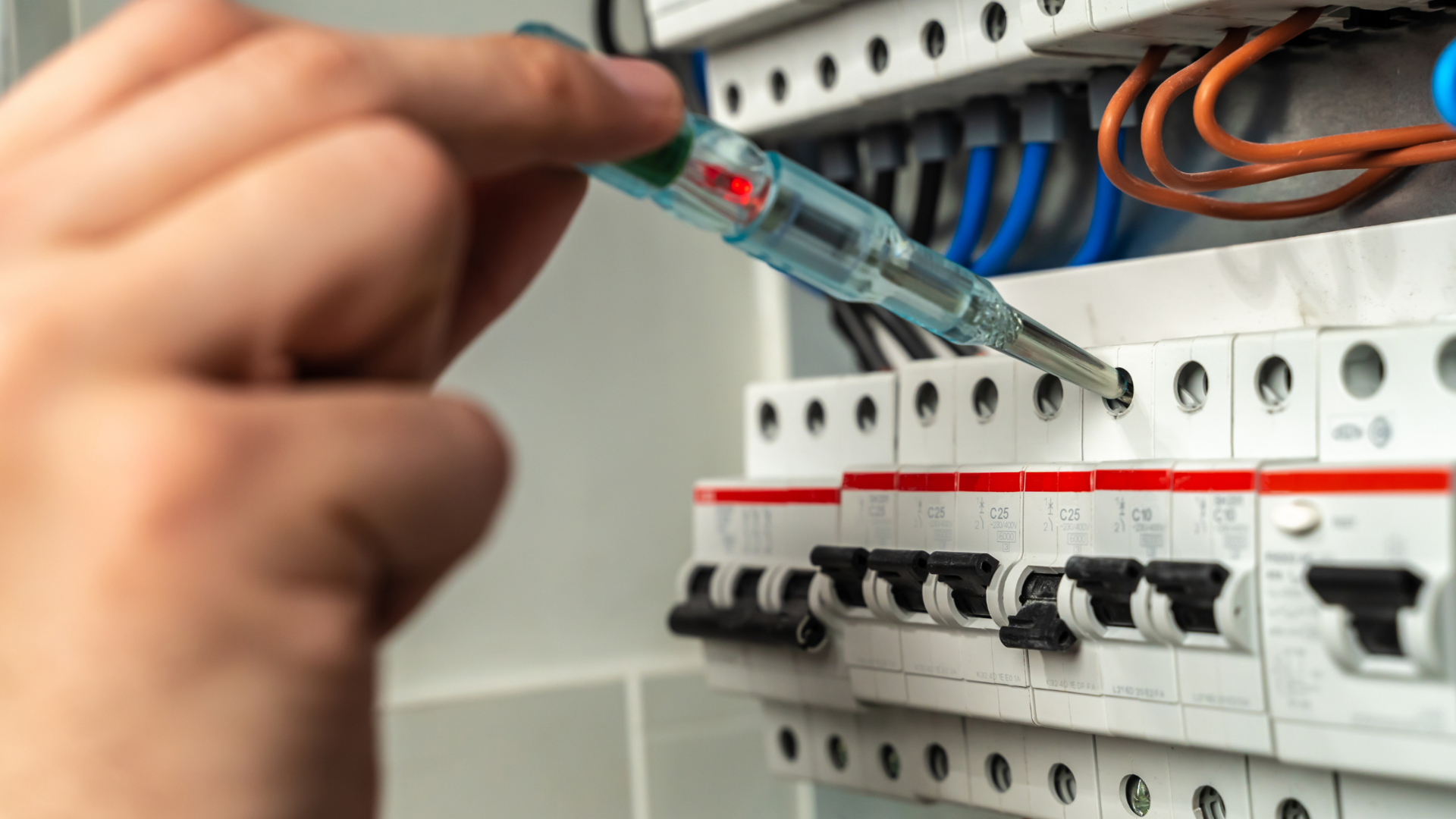  electrician folosind surubelnita tablou electric